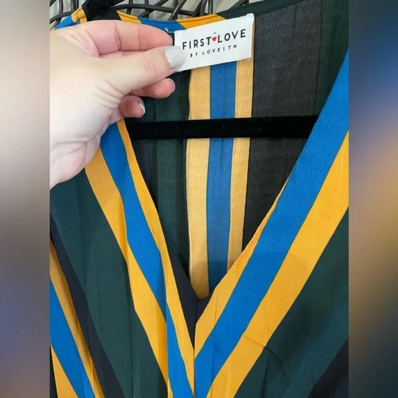 NWOT Gorgeous Striped V-Neck Dress - Picture 2 of 7